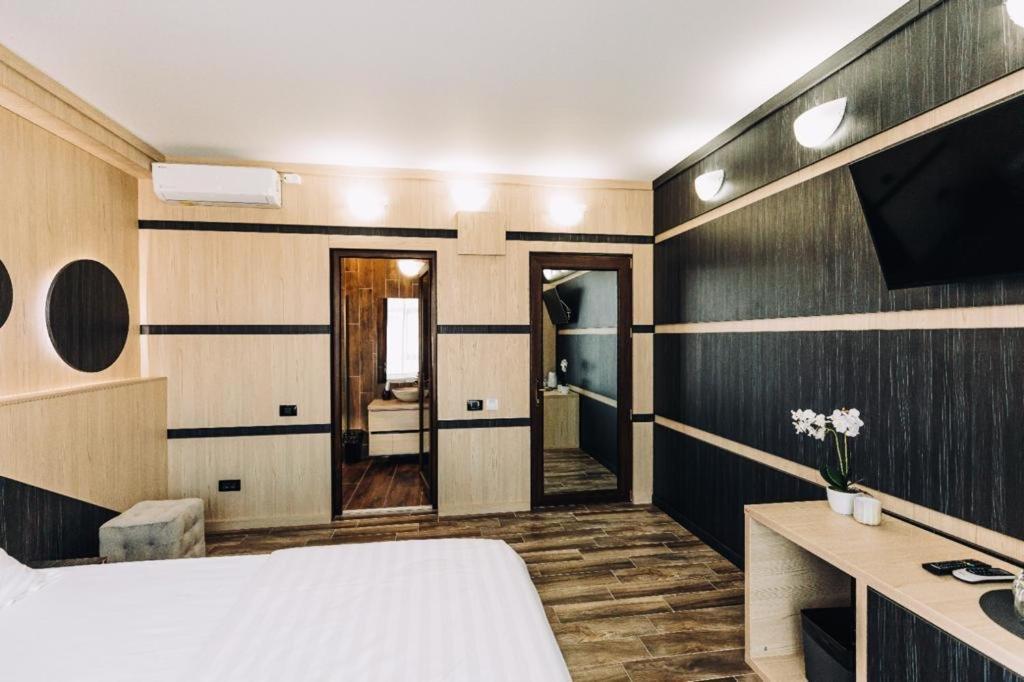 L'Invidia Hotel Novaci-Straini Luaran gambar